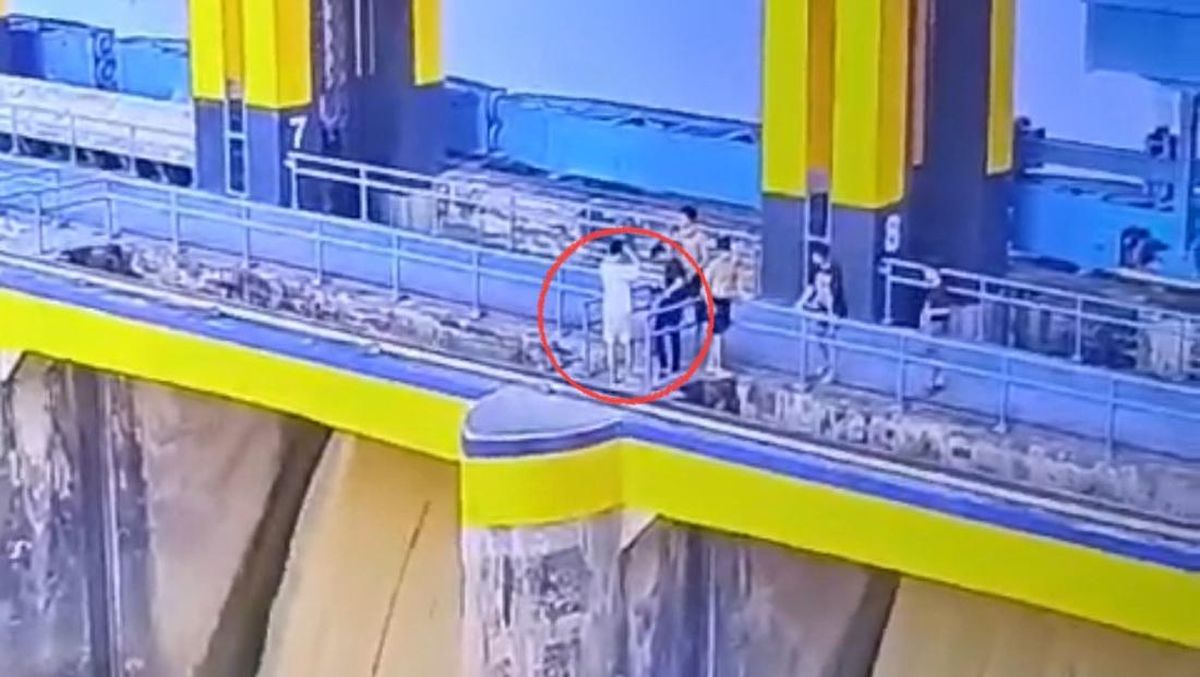 Bikin Ngeri: Demi Konten, Remaja Ini Lompat dari Jembatan